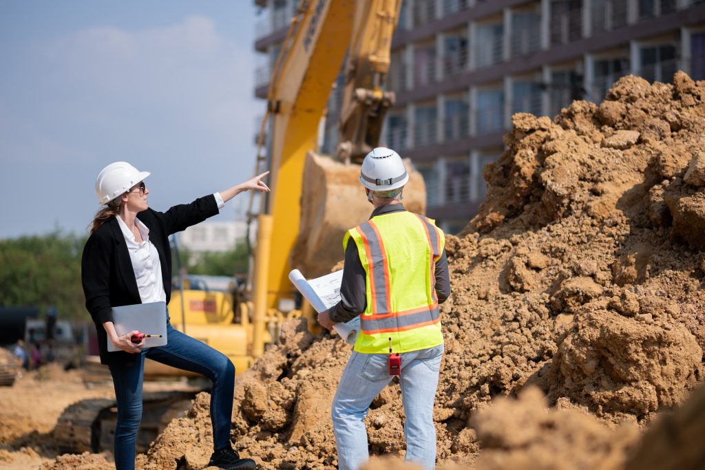 persone che lavorano all'interno di un cantiere